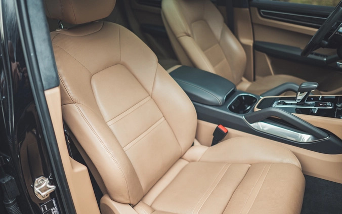 Porsche Cayenne cena 595000 przebieg: 54000, rok produkcji 2019 z Sanok małe 254